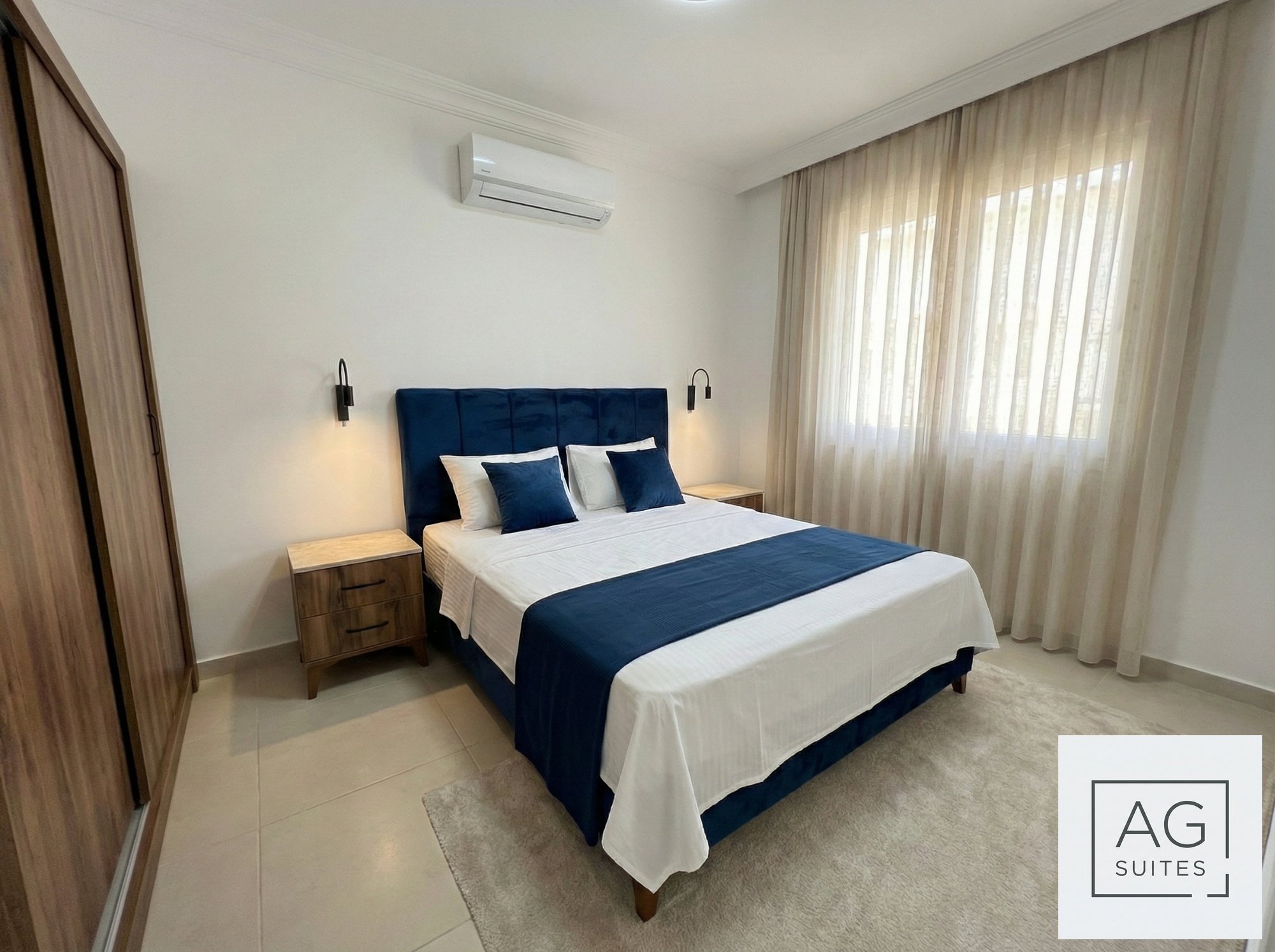 Rocha Golden Cliff Apartment master bedroom